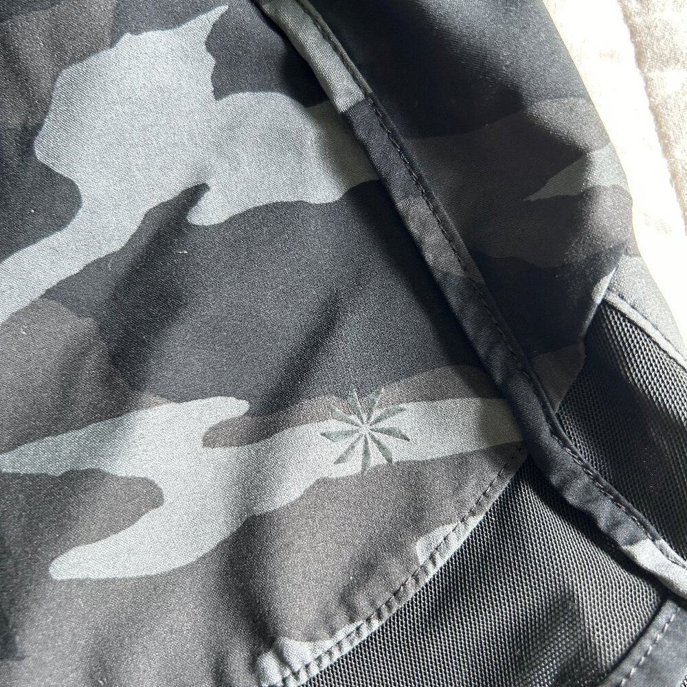 Athleta Mesh Racer Run Mid Rise 4" Short - Picture 5 of 7